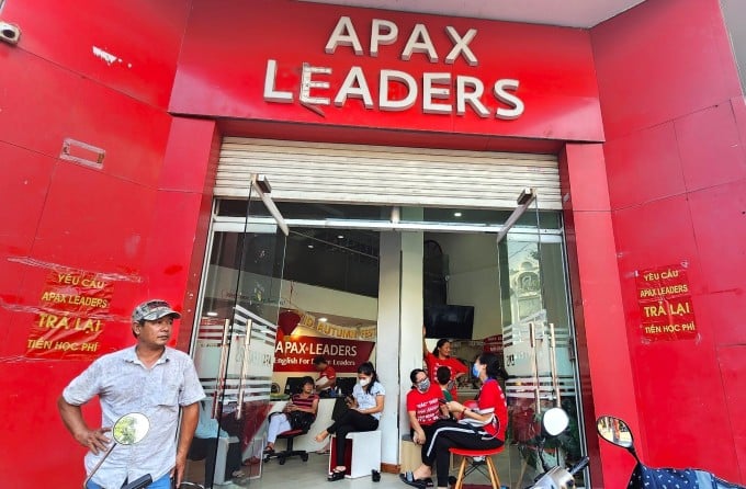 Parents wait at Apax Leaders center, Phu Nhuan district, afternoon of October 11. Photo: Le Nguyen