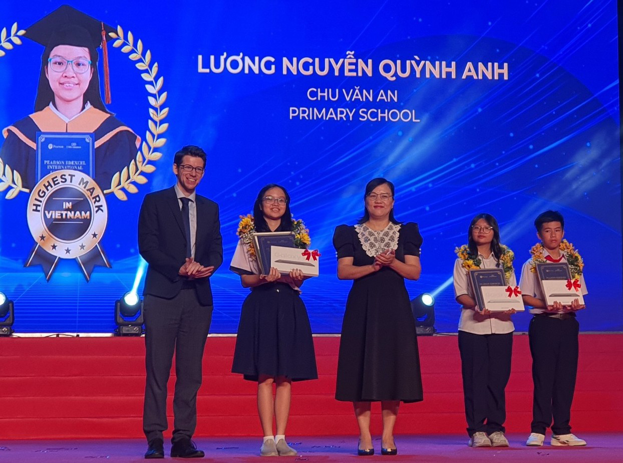 Đại diện EMG Education và bà Đinh Việt Nga - chuyên viên văn phòng UBND TP.HCM - trao thưởng cho các học sinh - Ảnh: H.HG.