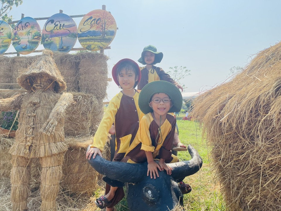 Maniquíes de paja, mô simular actividades productivas en arrozales; uno de los momentos típicos del Festival de Navidad.