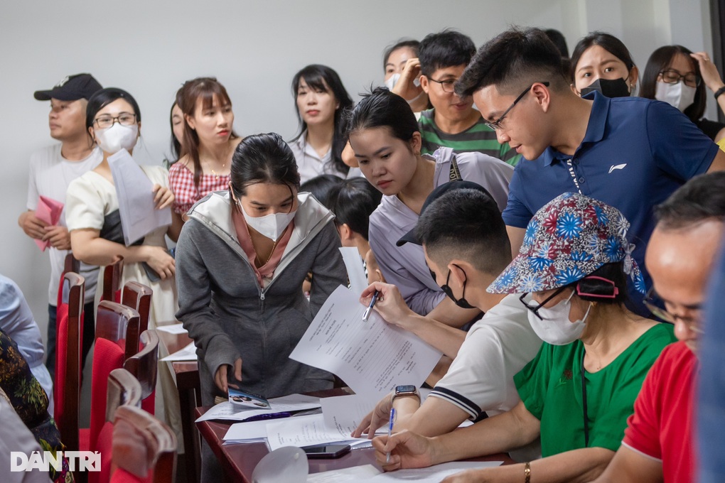 Hàng trăm phụ huynh vây trường: Đại diện Phòng GDĐT Nam Từ Liêm xin lỗi - 1