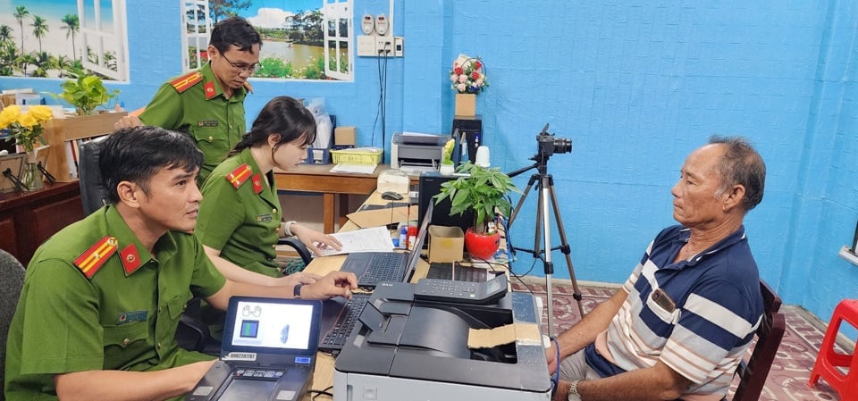 Mr. Tran Van Hue (left cover) was granted an identity card after more than 30 years of undetermined nationality. Photo provided by Kien Giang Police