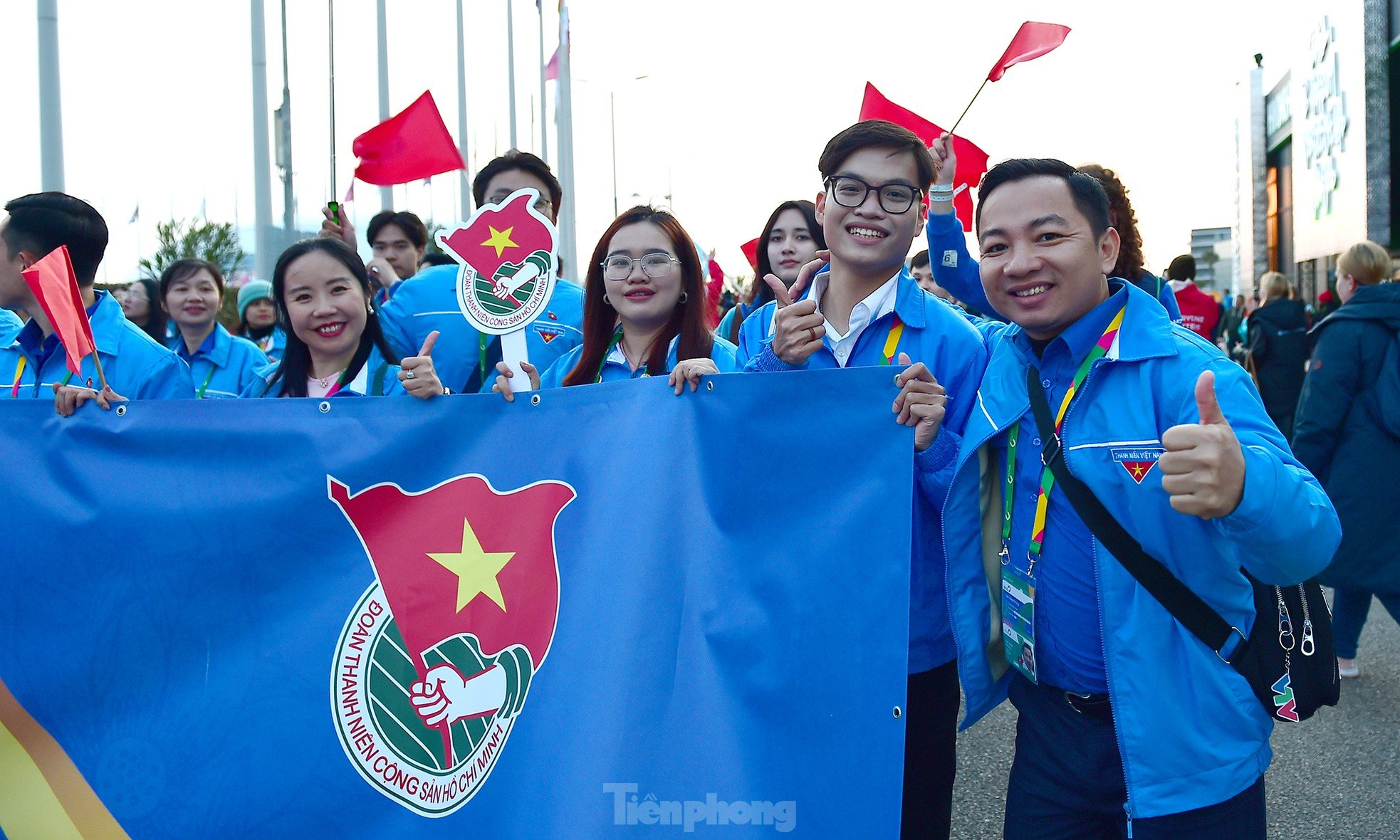 Bandera roja con estrella amarilla ondeando en el Festival Mundial de la Juventud 2024 foto 15