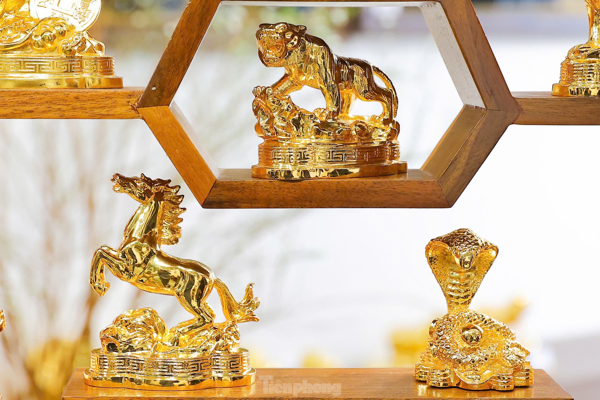 24K gold-plated statues of 12 zodiac animals sell well during Tet At Ty photo 3