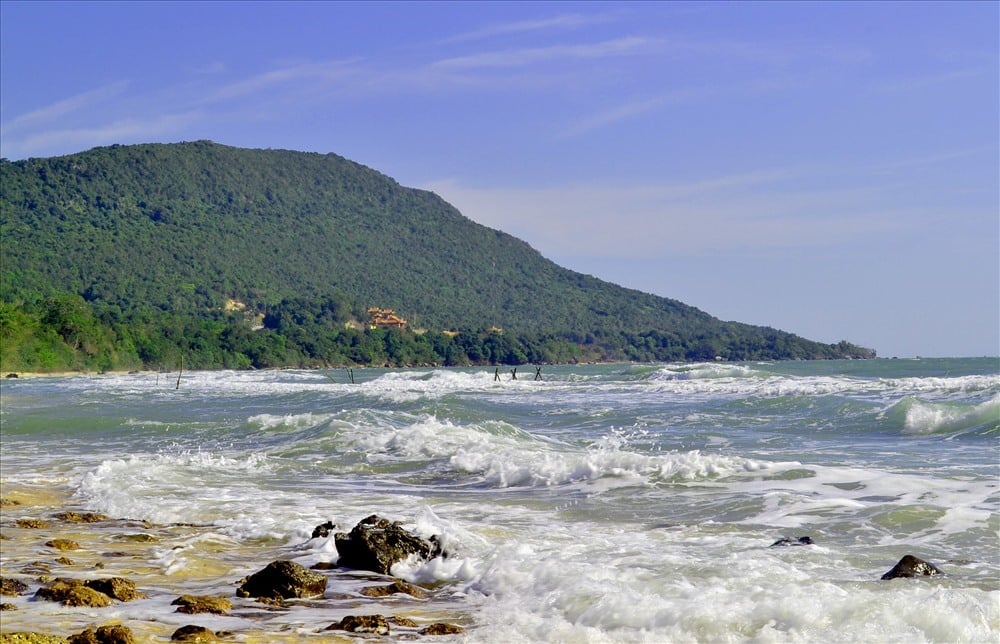 En los últimos años, Phu Quoc se ha convertido en un destino ideal para turistas nacionales e internacionales. Foto: Ninh Phuong