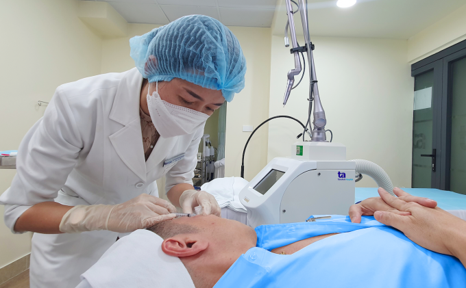 Arzt injiziert Botox, um dynamische Falten in der Abteilung für Dermatologie und Hautästhetik des Tam Anh General Hospital in Ho-Chi-Minh-Stadt zu entfernen. Foto: Anh Thu