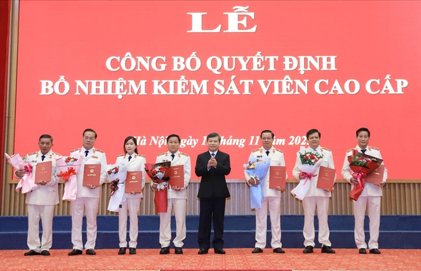 Ông Lê Minh Trí - Viện trưởng Viện KSND Tối cao - trao quyết định cho 7 cá nhân được bổ nhiệm chức danh Kiểm sát viên cao cấp. Ảnh: Viện KSND Tối cao