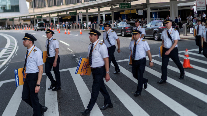 Pilotes d'United Airlines à l'aéroport international de Newark Liberty à Newark, New Jersey, États-Unis, le 12 mai. Photo : Reuters