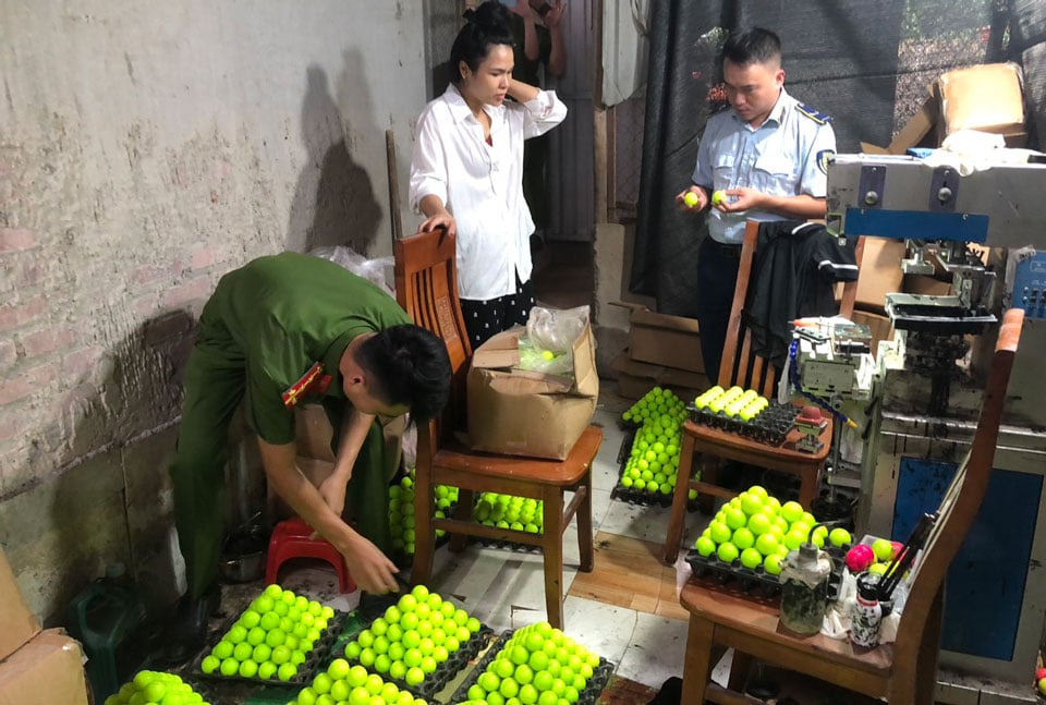 Market Management forces temporarily detain infringing goods. Photo: Yen Bai Market Management Department