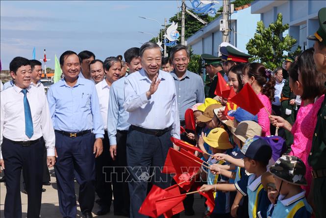 El Secretario General y Presidente To Lam visita y trabaja en el distrito insular de Con Co (Quang Tri)