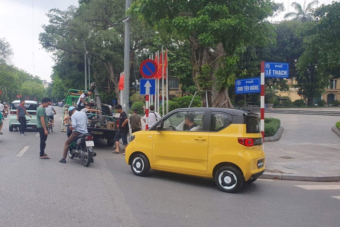 Ô tô rẻ nhất Việt Nam xuất hiện trên phố, đi được 120-170km một lần sạc - 1