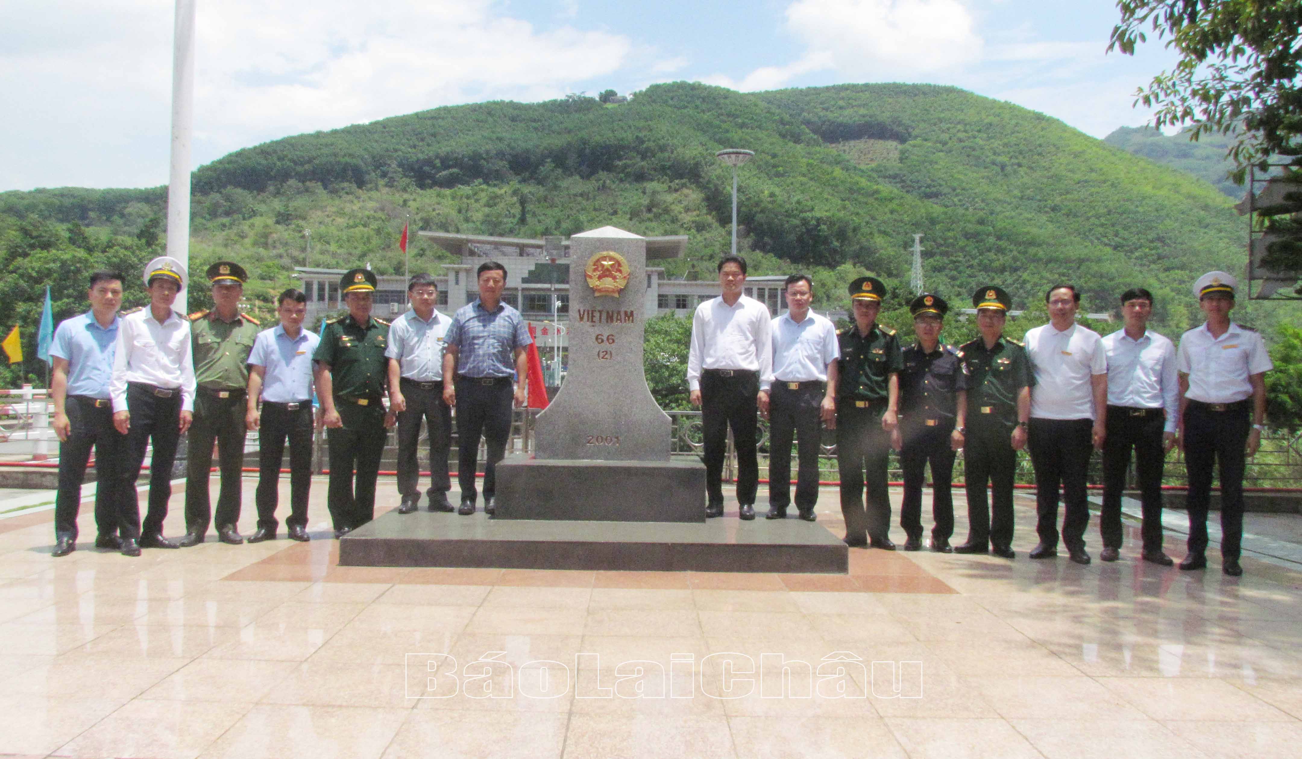 Đoàn công tác thăm cột mốc 66.