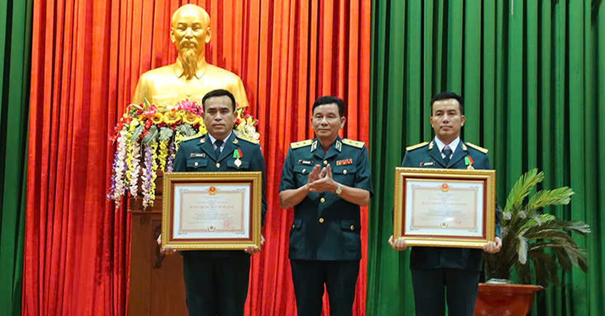 Remise de la médaille de protection de la patrie de troisième classe aux deux pilotes de l'avion Yak-130 écrasé