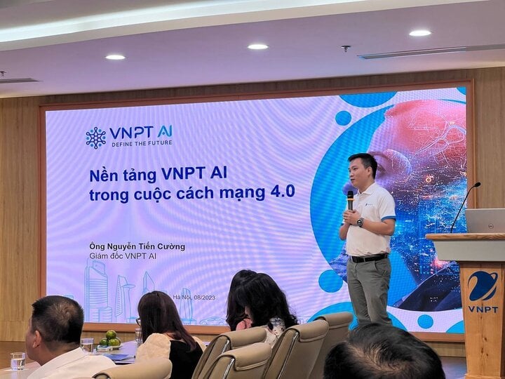 El Sr. Nguyen Tien Cuong, director de VNPT AI, habló con periodistas de TI en agosto de 2023.