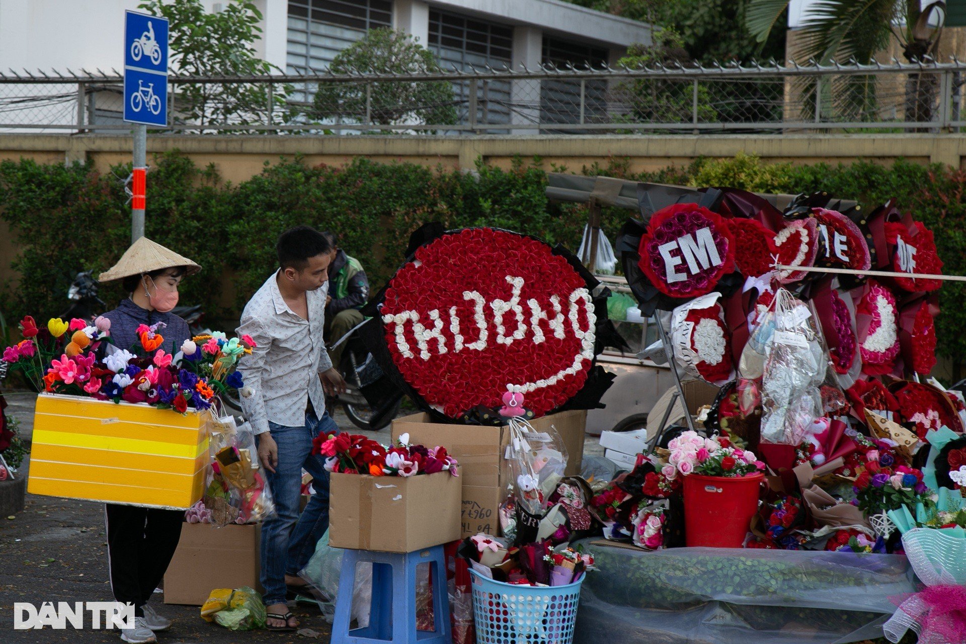 Crowding at the largest flower market in Ho Chi Minh City on March 8th photo 12