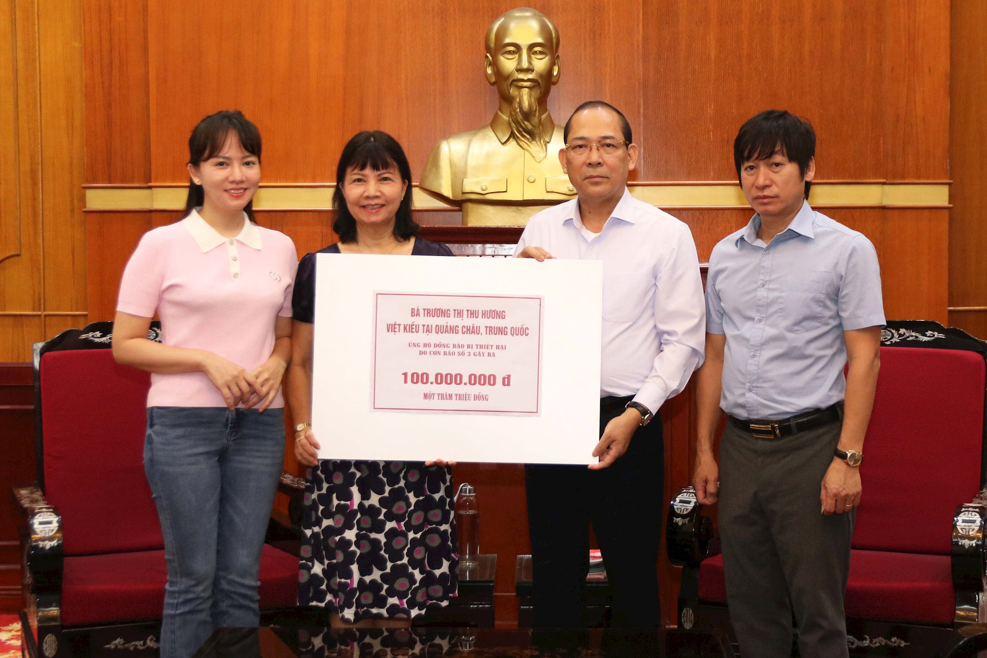 Vice President Hoang Cong Thuy receives support from Ms. Truong Thi Thu Huong (Overseas Vietnamese in Guangzhou, China)