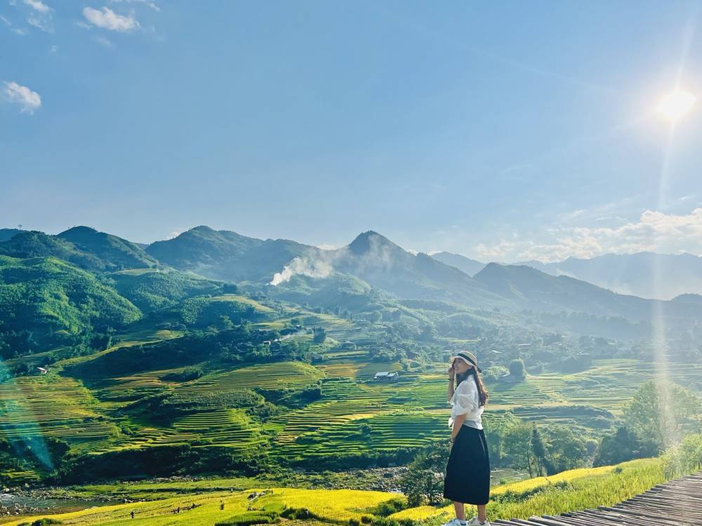 레스토랑에서 보이는 논과 황리엔 산맥의 풍경입니다. 사진: 린 부