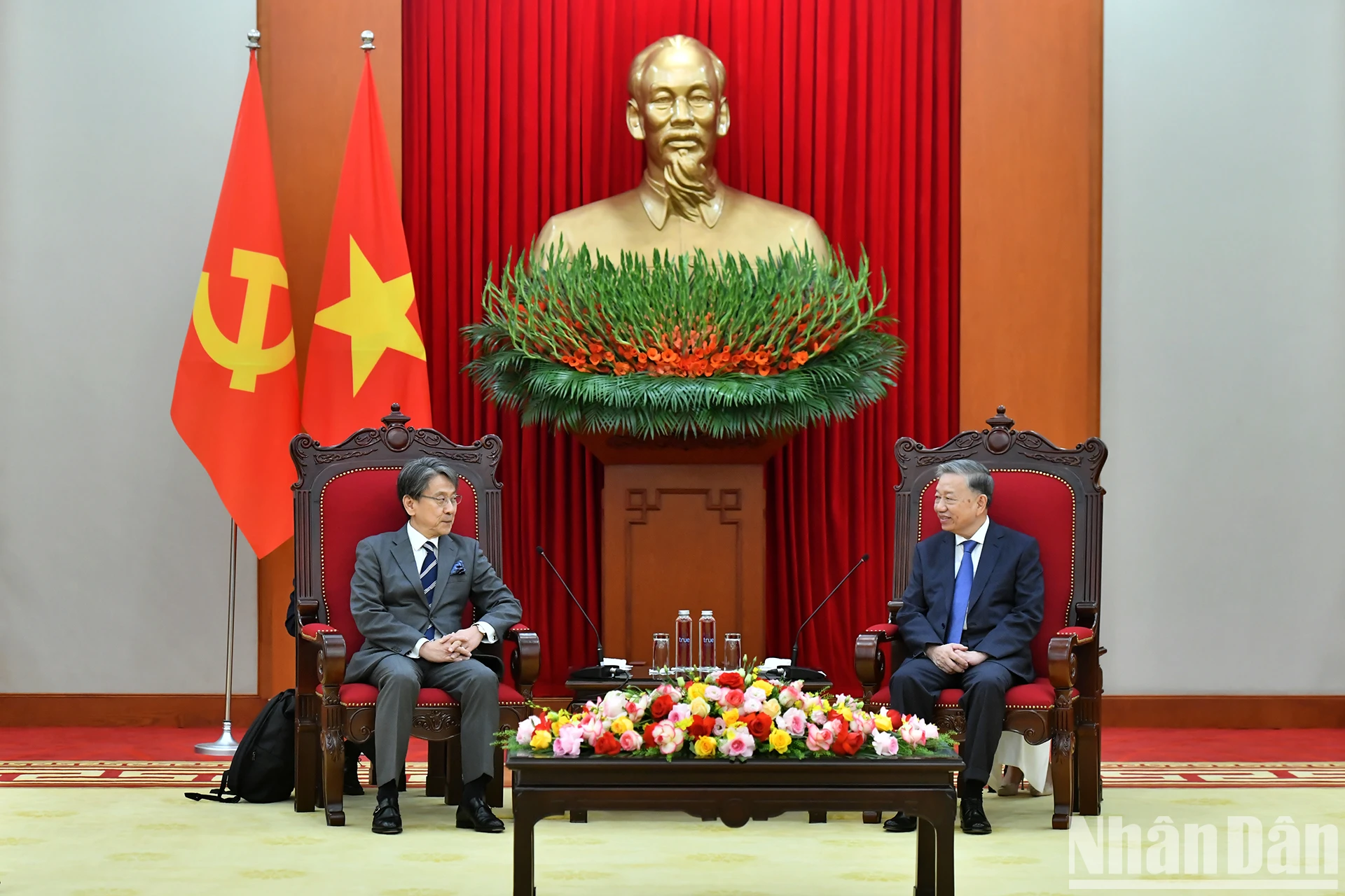 [Photo] General Secretary To Lam receives Chairman of the Board of Directors of the Japan Bank for International Cooperation photo 2