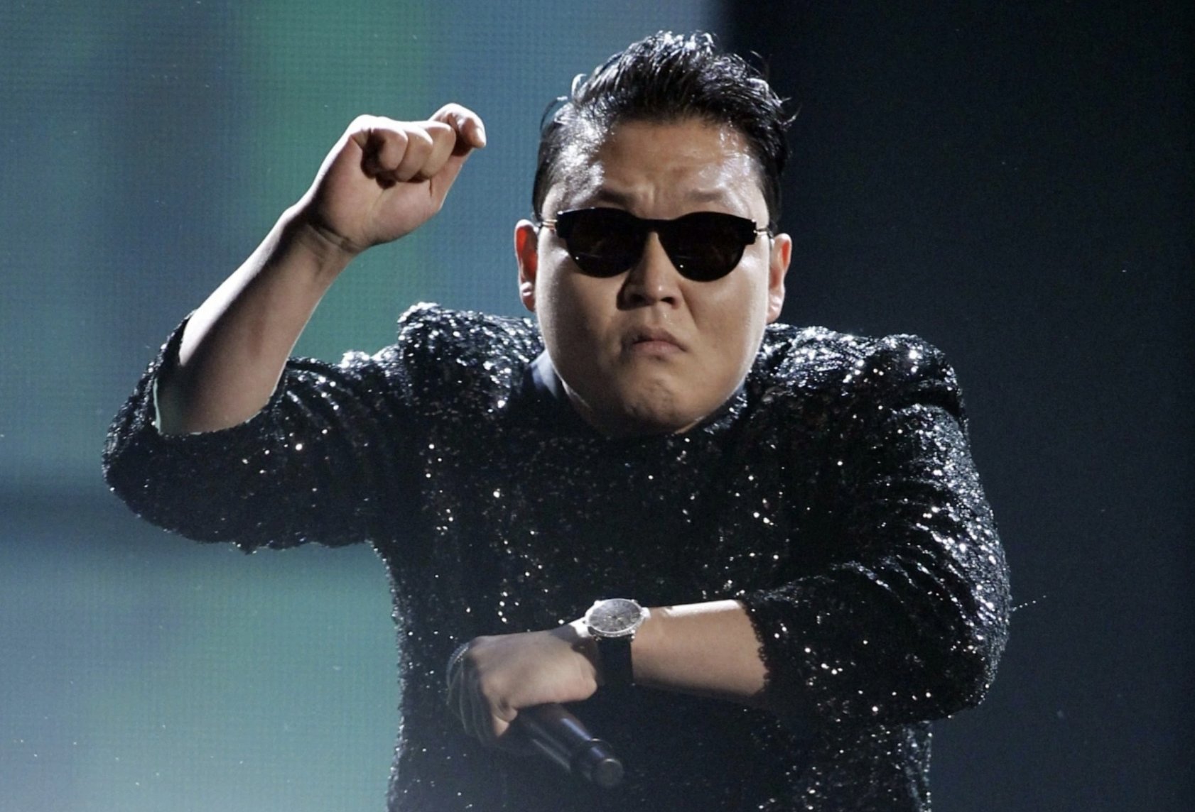 PSY sang Việt Nam hát chung sân khấu cùng Hieuthuhai, Karik, Mono