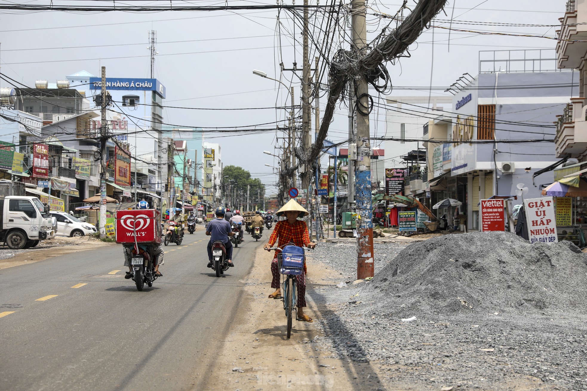 ម៉ាទ្រីស​នៃ​បង្គោល​អគ្គិសនី និង​ខ្សែ​បន្ទាប់​ពី​ពង្រីក​ច្រក​ចេញ​ចូល​អាកាសយានដ្ឋាន Tan Son Nhat រូបថត ៦