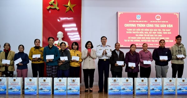 El Comisario Político de la Guardia Costera de la Región 2 entrega regalos navideños en Quang Nam