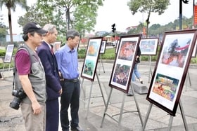 100여 점의 예술 사진 전시회 