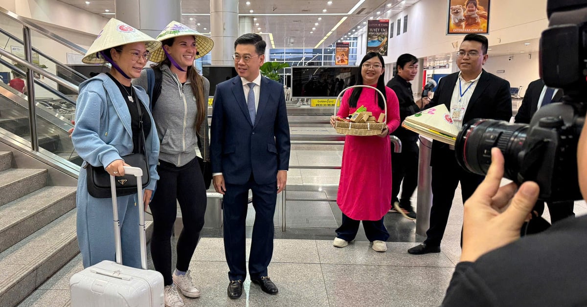 Ciudad Ho Chi Minh recibe con júbilo al primer grupo de turistas del nuevo año