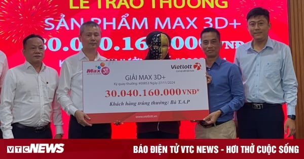 Woman in Ho Chi Minh City wins 30 Vietlott special prizes at the same time