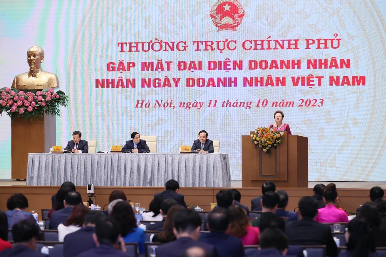 LA PRÉSIDENTE NGUYEN THI NGA ET DES GENS D'AFFAIRES RENCONTRENT LE PREMIER MINISTRE À L'OCCASION DE LA JOURNÉE DES GENS D'AFFAIRES VIETNAMIENS LE 13 OCTOBRE