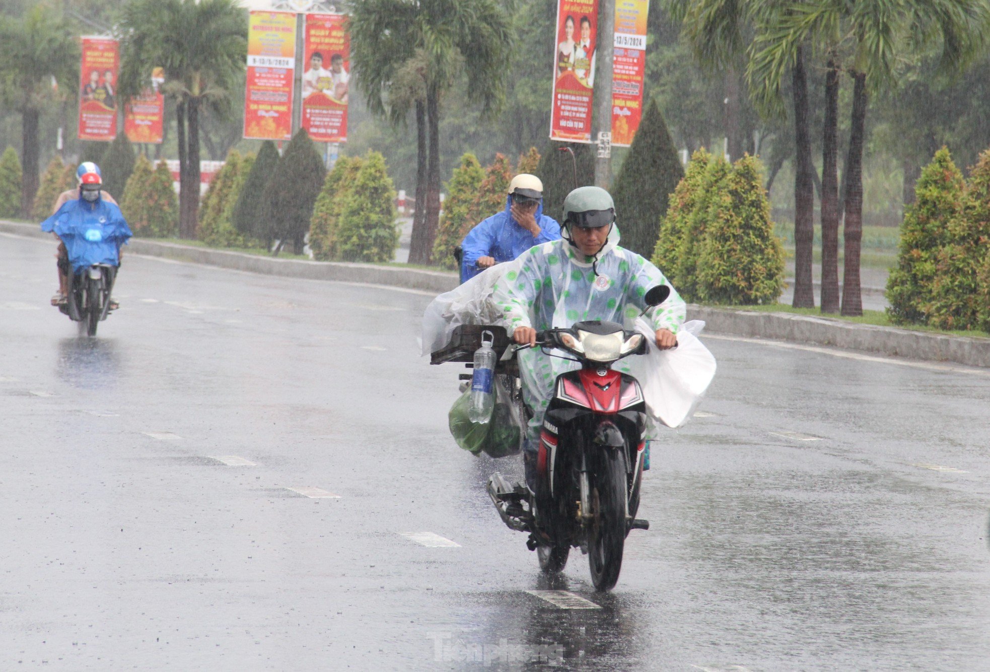 Viele Straßen in Da Nang wurden nach dem goldenen Regen zur Abkühlung überflutet, Foto 2