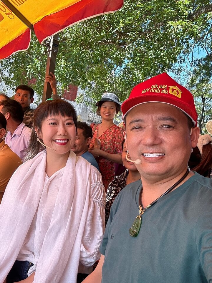 Chiến Thắng và Hương Tươi trong chương trình giúp đỡ người nghèo.