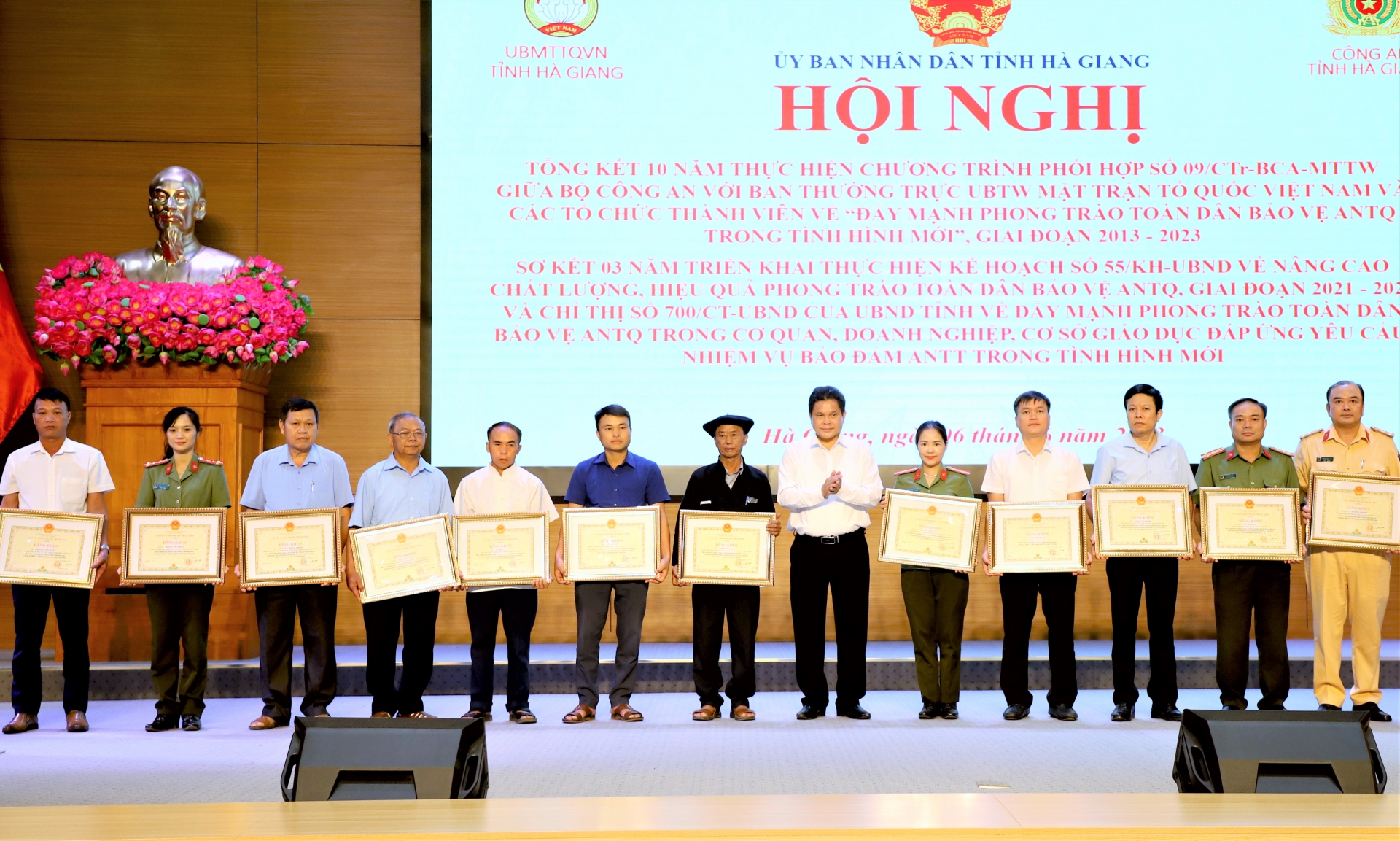 Chairman of the Provincial Fatherland Front Committee Vang Seo Con awarded Certificates of Merit to individuals.