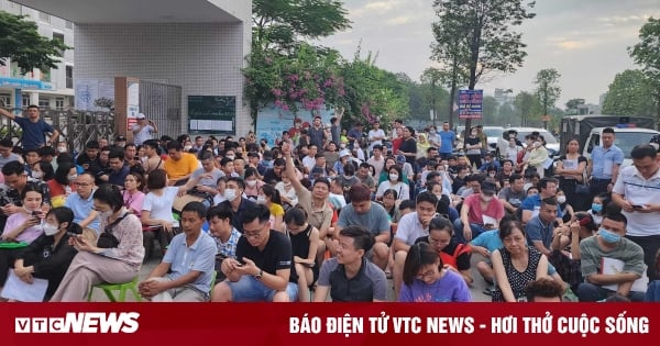 Los padres de Hanoi hacen fila durante la noche para solicitar el ingreso a primer grado para sus hijos