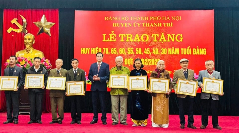 Le secrétaire du Parti du district de Thanh Tri, Nguyen Tien Cuong (photo ci-dessus) et le président du Comité populaire du district de Thanh Tri, Nguyen Xuan Phong (photo ci-dessous), ont remis des badges du Parti aux membres vétérans du parti.