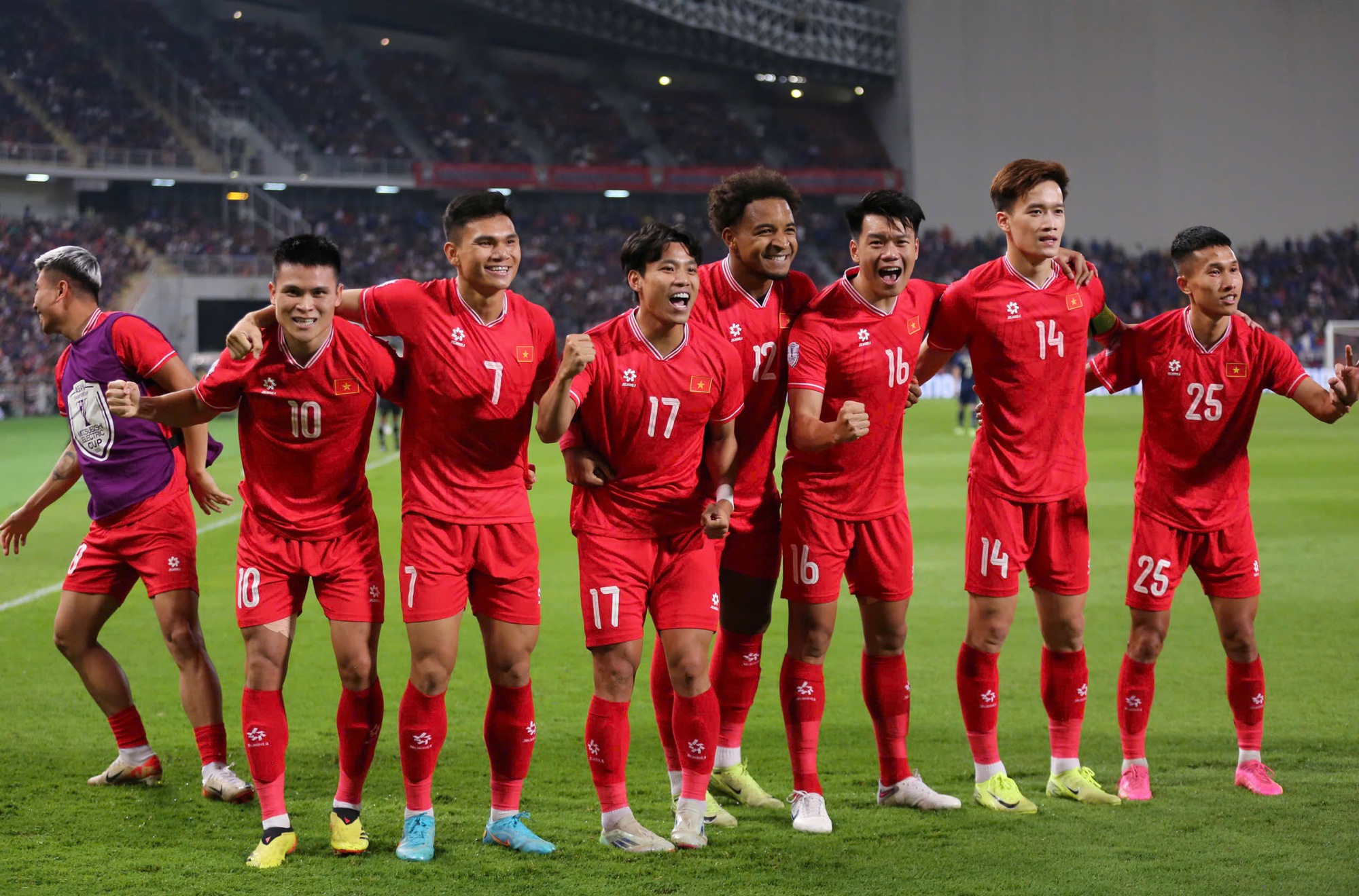 Từ ngôi vô địch AFF Cup nhìn về V-League: Mà lòng phơi phới dậy tương lai
- Ảnh 2.