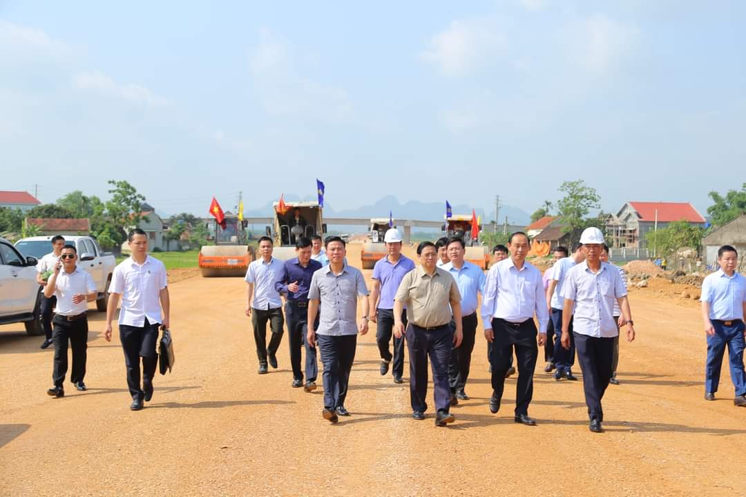 Prime Minister Pham Minh Chinh inspects the North-South Expressway project through Thanh Hoa province. Picture 1