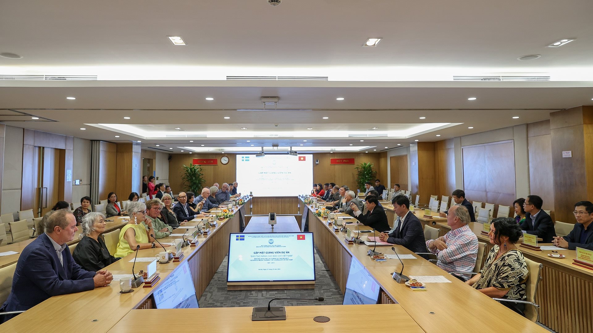 Ministry of Information and Communications meets and presents souvenir bells to hydroelectric journalists 2