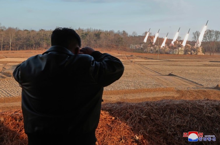 Tên lửa đa nòng 600 mm khai hỏa, ông Kim Jong-un đứng giám sát và động viên binh lính- Ảnh 2.