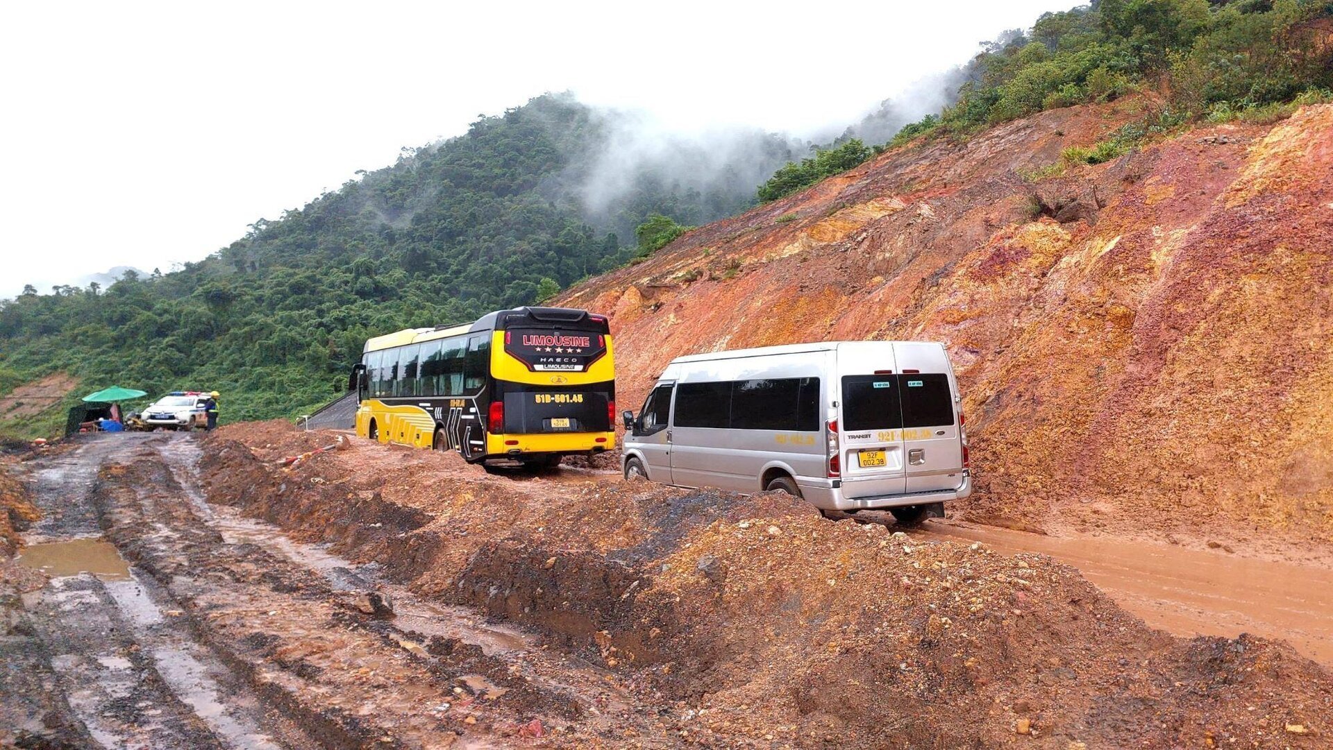 ラソン-トゥイロアン高速道路には岩や土が散乱しており、車両は土砂崩れの中をゆっくりと通過している-2