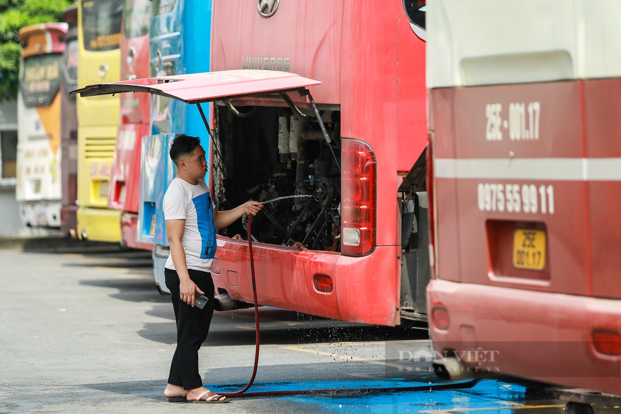 Khuôn mặt đẫm mồ hôi của công nhân dưới thời tiết hơn 40 độ C của Hà Nội- Ảnh 6.