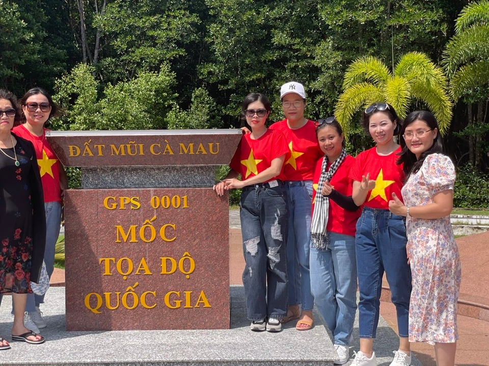 Tourists from Dien Bien and Bac Lieu provinces take photos at the National GPS coordinate landmark 0001 Ca Mau Cape (Hoang Nam)