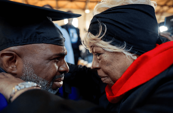 Michael Broadway, un étudiant de 51 ans, regarde sa mère, Elizabeth Broadway, avant de recevoir son baccalauréat de l'Université Northwestern lors d'une cérémonie de remise de diplômes spéciale. (Photo : Reuters)