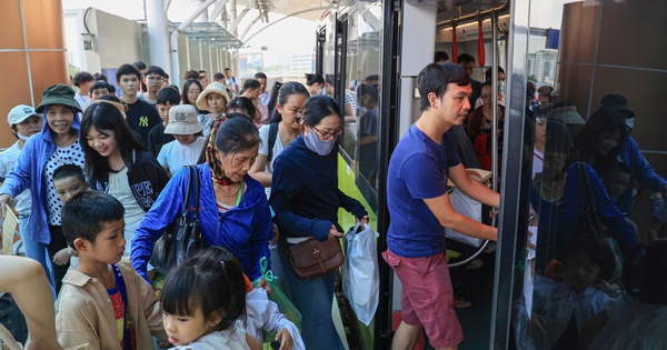 Hanoi buses and metro transport millions of passengers during September 2nd holiday