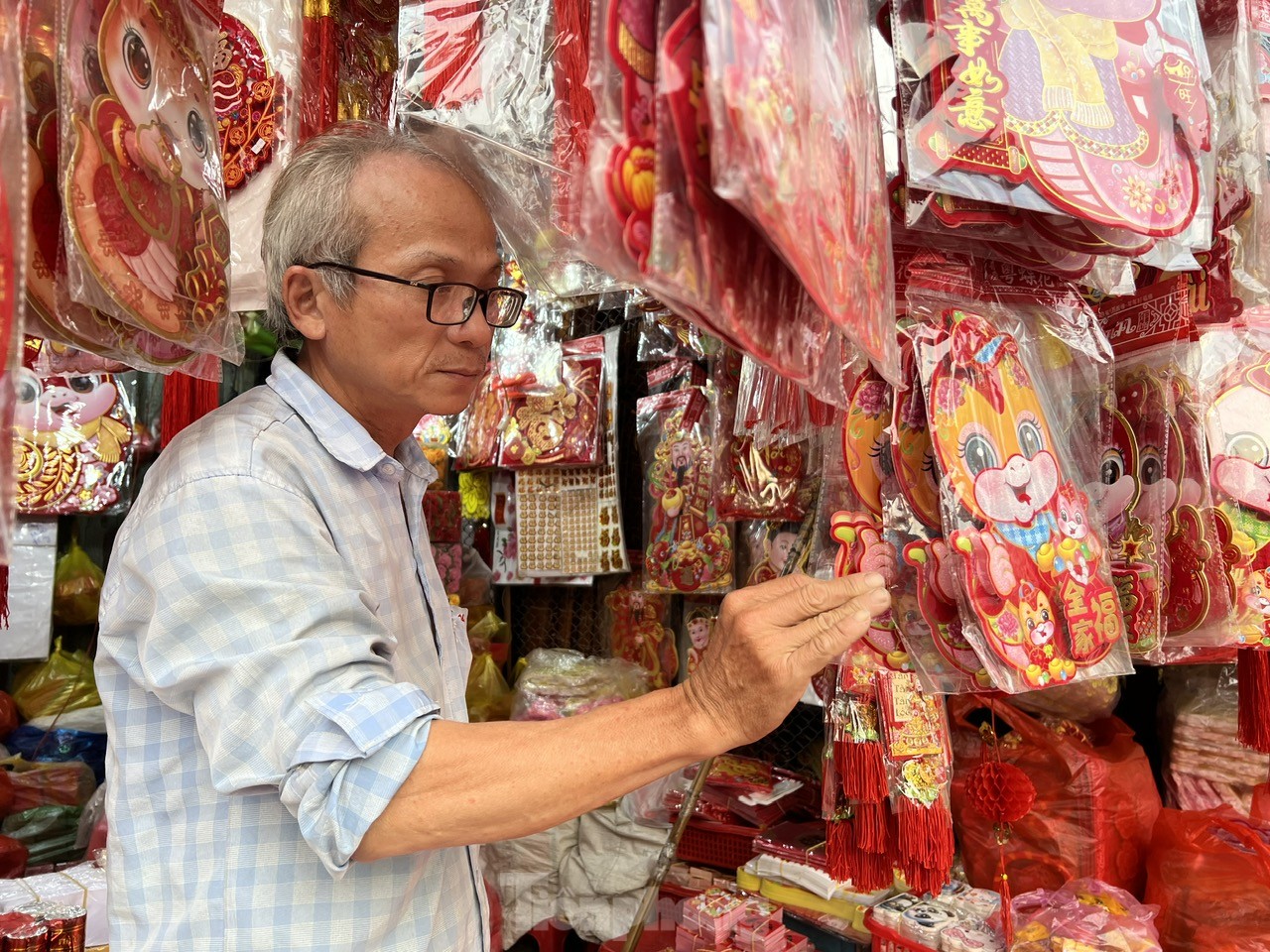La couleur rouge recouvre la plus grande rue du Têt à Ho Chi Minh-Ville, animée par les acheteurs photo 3