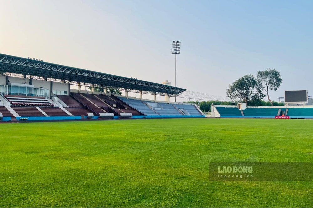 Mặt cỏ sân Việt Trì được chăm sóc trước trận chung kết ASEAN Cup