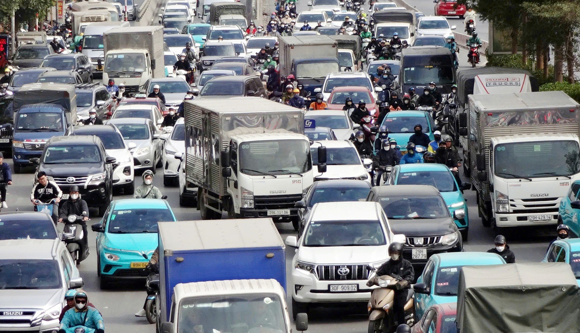 週末にはハノイの多くの道路が長時間にわたって渋滞する（写真5）