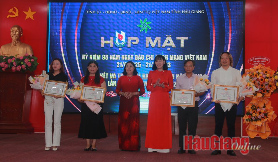 Hau Giang awards prizes to works that won the 19th Provincial Newspaper Award in 2023, photo 1
