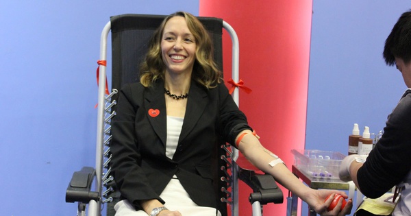 US Deputy Ambassador participates in voluntary blood donation