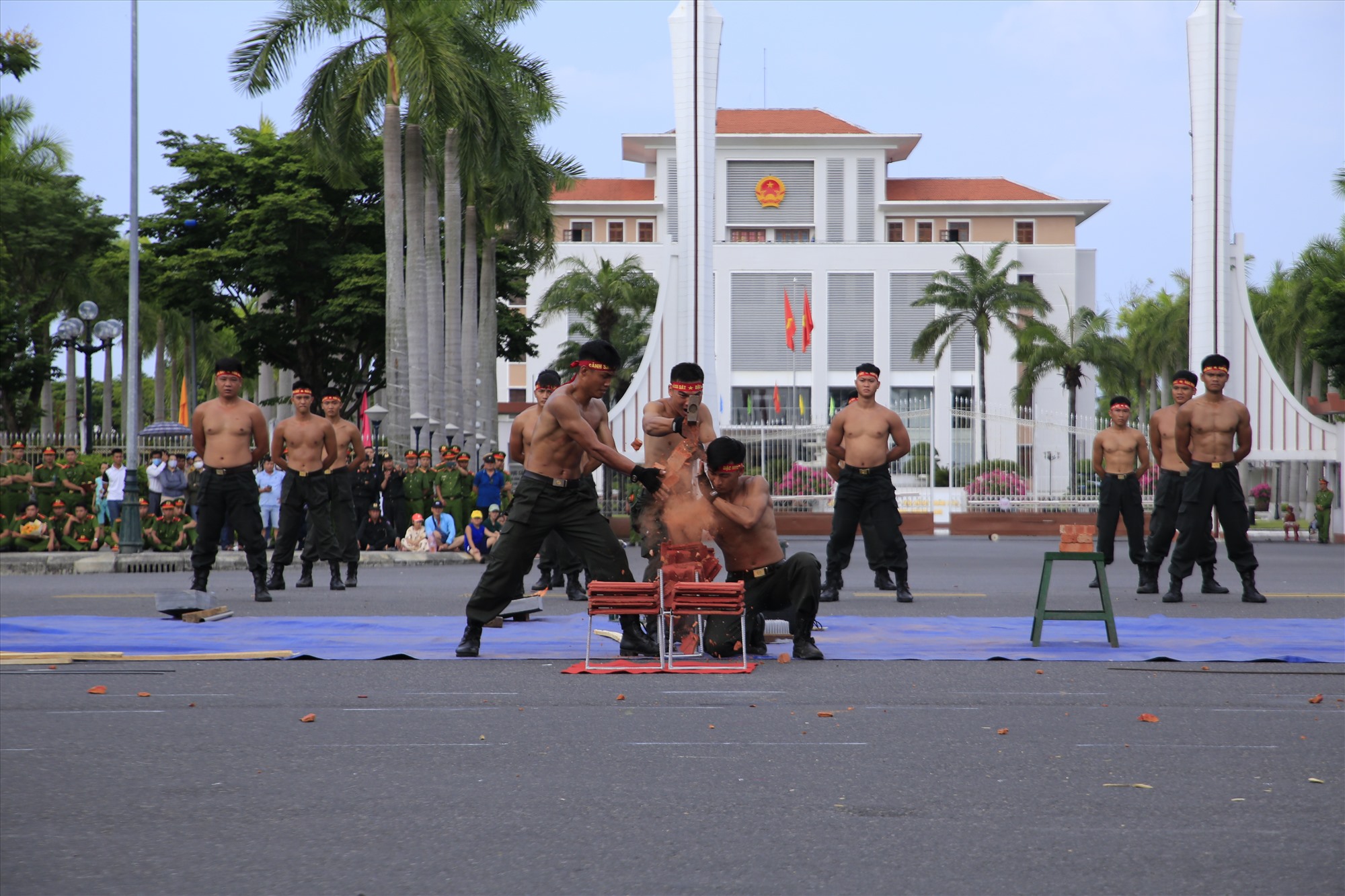 Dùng búa đập vào cánh tay công phá gạch. Ảnh: T.C