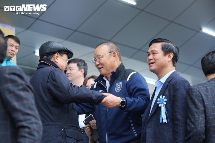 Après environ une heure de discussion, l'entraîneur Park Hang Seo s'est rendu dans les tribunes pour regarder le match. M. Park conseille uniquement sur le développement et la gestion du football. Le club Bac Ninh est dirigé par l'entraîneur Ngo Quang Truong.