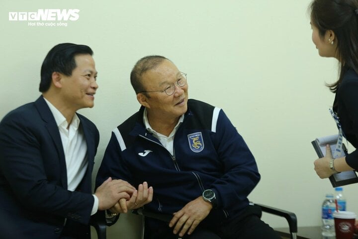 Mr. Park Hang Seo entered the meeting room to meet and talk with the leaders of Bac Ninh province and Bac Ninh club.